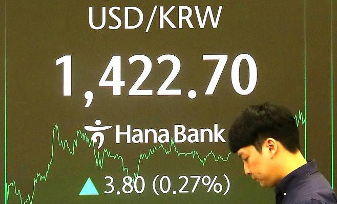 관세 협상의 여파로 수출이 둔화되면 저성장 상태에 빠진다. 그럼에도 불구하고 환율이 높은 수준을 유지하면 고물가가 이어지는 스태그플레이션이 나타날 가능성이 있다. 사진은 지난 4월 18일 서울 중구 하나은행 딜링룸 전광판에 표시된 원-달러 환율./뉴시스