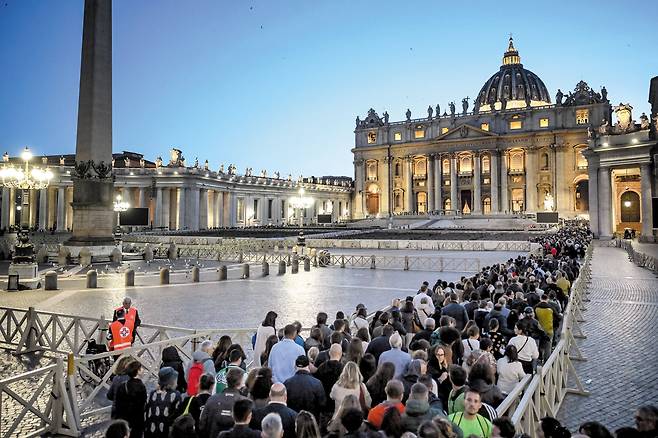 프란치스코 교황의 일반 신자 조문이 시작된 23일 추모객의 행렬이 교황의 시신이 안치된 바티칸 성 베드로 대성당 입구부터 광장까지 길게 이어져 있다. 대성당 문을 자정 넘어까지 개방해도 전 세계에서 모여드는 신자들로 줄이 줄어들지 않고 있다. 교황의 장례 미사 전날인 25일까지 25만명 이상의 조문객이 방문할 것으로 예상된다./AFP 연합뉴스