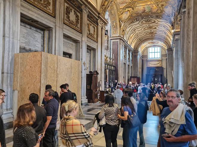 산타 마리아 마조레 대성전(성모 대성전)내 프란치스코 교황의 묘자리에 두꺼운 합판으로 칸막이가 둘러쳐졌다. 24일 현재 이곳에선 교황의 시신을 안장할 자리가 마련되고 있다. 오른쪽 철창이 있는 곳이 성모 성화가 있는 파올리나 경당이다./EPA 연합뉴스