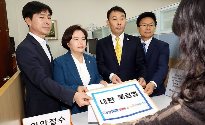 사회민주당 한창민(왼쪽부터) 대표, 조국혁신당 정춘생 의원, 더불어민주당 김용민 수석부대표, 더불어민주당 정진욱 의원이 25일 오후 국회 의안과에 내란 특검법을 제출하고 있다. /남강호 기자