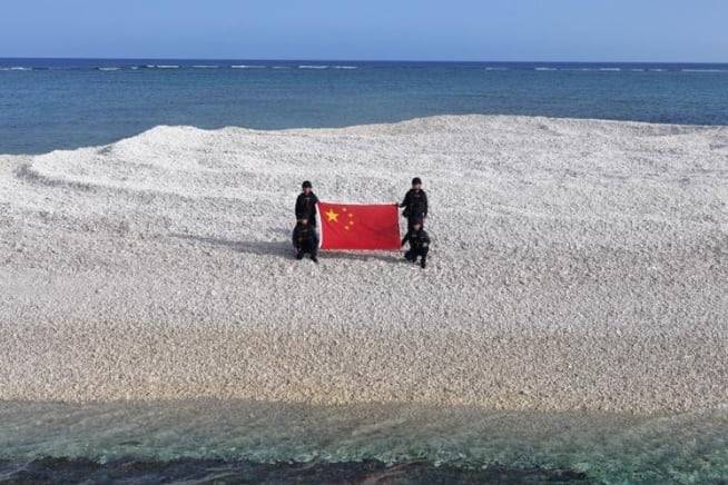 중국 해안경비대가 남중국해 톄셴자오(필리핀명 샌디 케이)에 상륙해 오성홍기를 게양한 모습. /글로벌타임스