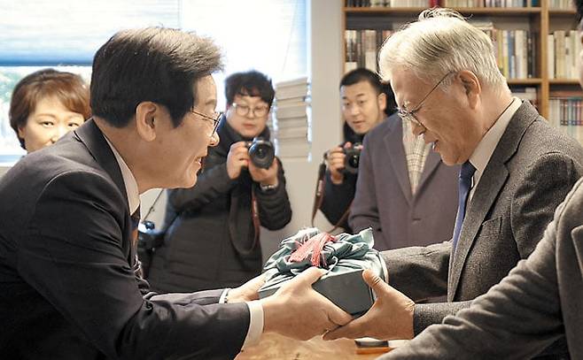 지난 1월 30일, 이재명 당시 더불어민주당 대표가 지난 경남 양산 평산마을을 찾아 문재인 전 대통령에게 설 명절 선물을 건네고 있다./더불어민주당