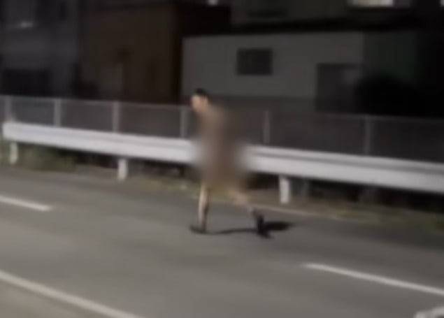 니시무라 다이스케가 나체로 거리를 활보하는 모습. /TBS NEWS 유튜브 영상