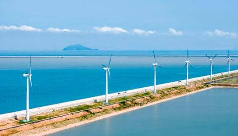 새만금 방조제 군산 진입부에 세워진 풍력발전 시설./조선DB