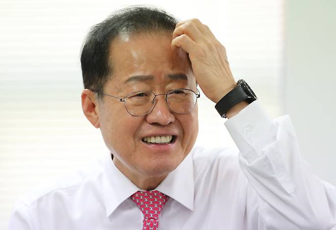 홍 후보는 "한동훈 후보와의 3시간 끝장토론에선 앙금이 남지 않을 정도로 임할 것"이라고 했다. 다만 본선 진출 시 이재명 대표와의 토론은 시청률이 좋을 것이라고 덧붙였다. /남강호 기자