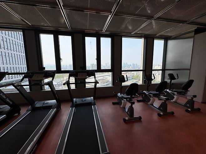 지난 24일 오전 11시 서울 광진구 자양동 리마크빌 이스트폴 B동 8층 피트니스존 전경. /사진=박지윤기자