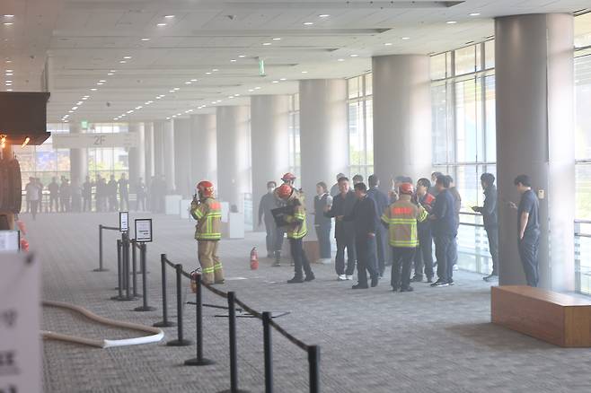 25일 서울 강남구 코엑스 내 입점한 식당에서 화재가 발생해 소방관들이 출동해 있다. /연합뉴스