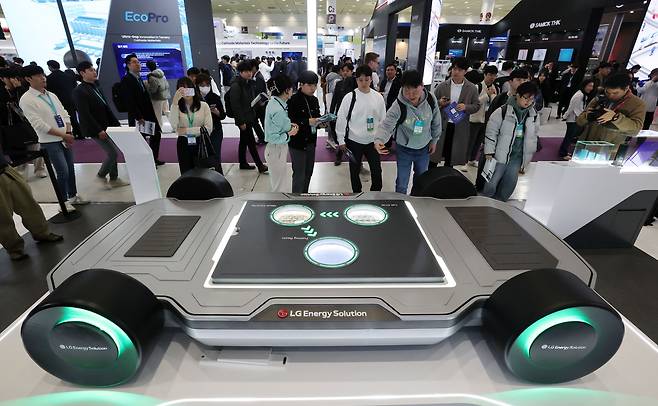 지난달 5일 서울 강남구 코엑스에서 개막한 ‘인터배터리 2025’ LG에너지솔루션 부스에서 관람객들이 전기차 배터리 모형을 살펴보고 있다. / 뉴스1