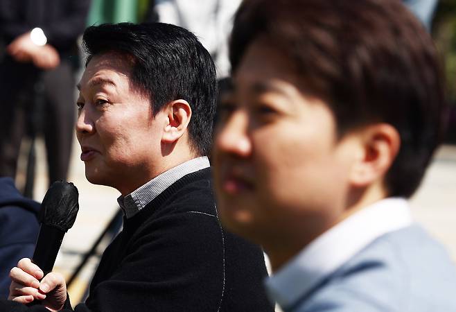 안철수 국민의힘 대선 경선 후보가 25일 경기 성남시 판교역 인근 광장에서 열린 '미래를 여는 단비토크, Ai 기술패권시대 대한민국 미래를 말하다'에서 발언하고 있다. 오른쪽은 이준석 개혁신당 대선 후보. /뉴스1