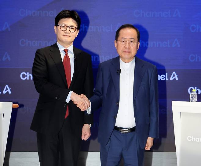 25일 한동훈, 홍준표 후보가 방송 전 악수를 하고있다.  /뉴스1