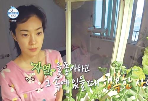 식물장으로 상추 등을 재배하는 배우 옥자연(사진 MBC ‘나혼자산다’ 갈무리)