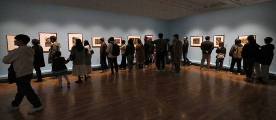 '불멸의 화가 반 고흐 in 대전' 을 관람하고 있는 시민들의 모습. 김영태 기자.