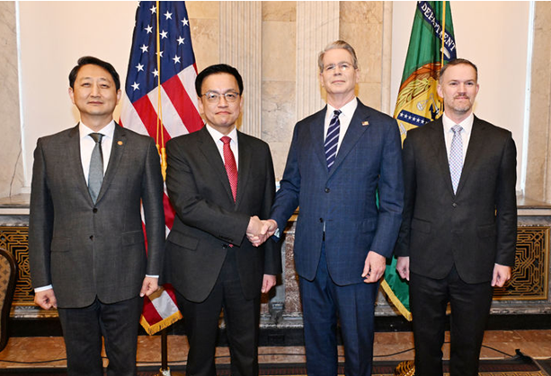안덕근 산업통상자원부 장관(왼쪽서 첫번째)과 최상목 경제부총리 겸 기획재정부 장관(왼쪽서 두번째)이 24일(현지시간) 스콧 메센트 미국 재무장관과 제이미슨 그리어 미국무역대표부(USTR) 대표와 워싱턴DC에서 기념사진을 찍고 있다. ⓒ뉴시스