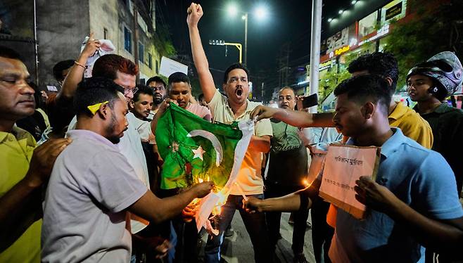 23일 인도 북동부 가우하티 주민들이 하루 전 카슈미르에서 무장 괴한의 총격 테러로 인도인들이 대거 숨진 사건에 항의하며 파키스탄 국기를 불태우고 있다. 나렌드라 모디 인도 정권은 이번 테러의 배후에 파키스탄이 있다고 주장하고 있다. 가우하티=AP 뉴시스