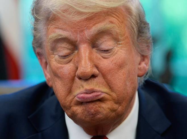 도널드 트럼프 미국 대통령이 23일(현지 시간) 워싱턴 백악관에서 현재 145%인 대(對)중국 관세율을 2, 3주 안에 인하할 뜻을 밝혔다. 워싱턴=AP 뉴시스