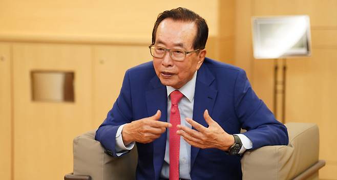 김재철 동원그룹 명예회장이 23일 서울 서초구 교보타워에서 열린 경영에세이 ‘인생의 파도를 넘는 법’ 출간 기념 강연회 직후 기자들과 만나 대화를 나누고 있다. 동원그룹 제공