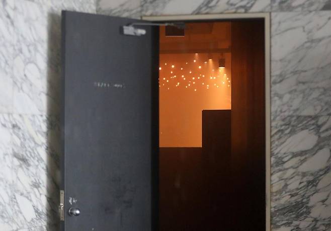 25일 서울 강남구 코엑스 내 한 식당에서 화재가 발생해 연기가 차 있다. 2025.04.25. [서울=뉴시스]