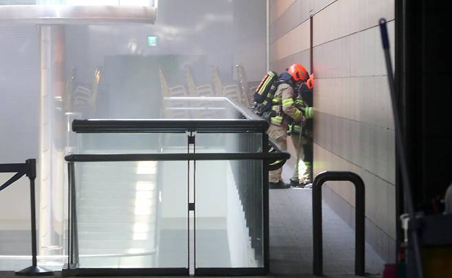 25일 서울 강남구 코엑스에서 불이 나 소방관이 화재진압을 하고 있다. 2025.04.25. [서울=뉴시스]