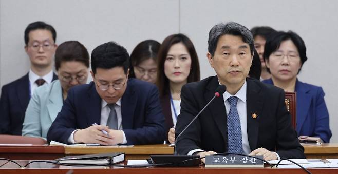 이주호 부총리 겸 교육부 장관이 25일 열린 교육위원회 전체회의에서 의원들의 질의에 답하고 있다. 연합뉴스 제공.