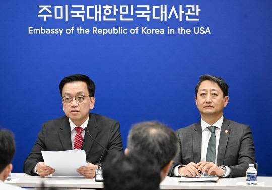 최상목 부총리 겸 기획재정부 장관과 안덕근 산업통상자원부 장관, 24일(현지시간)'한-미 2+2 통상협의' 후 브리핑. 사진=기획재정부