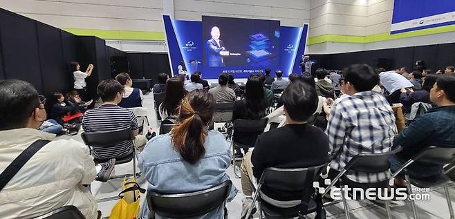 박영찬 지케스 대표는 24일 서울 강남구 코엑스에서 개최된 월드IT쇼 '글로벌 ICT전망 컨퍼런스' 에서 AI기반의 인프라시스템모니터링 구독서비스를 소개했다.