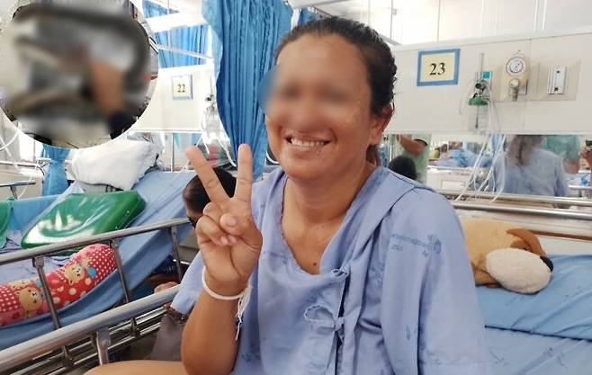 킹코브라의 공격을 받고 맨손으로 제압해 살아남은 태국 여성. 사진=카오솟 잉글리시 캡처