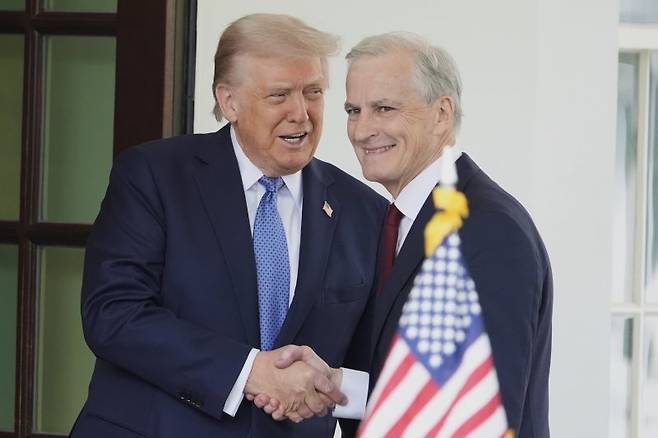 도널드 트럼프(왼쪽) 미국 대통령이 24일(현지시간) 백악관을 찾은 요나스 가르 스퇴레 노르웨이 총리를 반갑게 맞이하고 있다. 트럼프 대통령은 이날 중국의 부인에도 불구하고 미국과 중국이 무역협상을 진행 중이며 이날 오전에도 협상이 있었다고 말했다. AP 연합