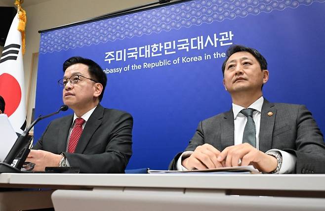 브리핑하는 최상목 부총리 (서울=연합뉴스) 최상목 부총리 겸 기획재정부 장관(왼쪽)이 24일(현지시간) 미국 워싱턴DC 주미대사관에서 열린 '한미 2+2 통상협의' 결과 브리핑에서 발언하고 있다. 오른쪽은 안덕근 산업통상자원부 장관. 2025.4.25 [기획재정부 제공. 재판매 및 DB 금지] photo@yna.co.kr (끝)