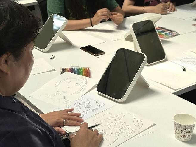 지난해 부산문화재단과 정신의료전문병원 ‘다움병원’이 함께 진행한 예술치유 프로그램 ‘Hospital art’ 현장. 당사자들에 치료범위 외 예술활동에 자발적으로 참여할 기회가 제공돼 이들의 심리적 치유와 회복을 지원했다. 부산문화재단 제공