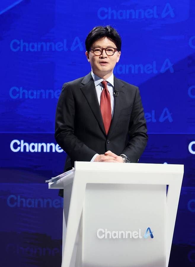 25일 종로 동아미디어센터 채널A 오픈스튜디오에서 국민의힘 대선 2차 경선 진출자인 한동훈 후보가 토론장에서 방송 시작을 기다리고 있다. 국회사진기자단