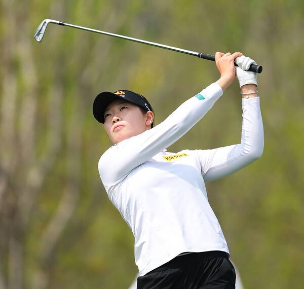 2025년 한국여자프로골프(KLPGA) 투어 '신설 대회' 덕신EPC 챔피언십에 출전한 장타자 방신실 프로가 1라운드에서 경기하는 모습이다. 사진제공=KLPGA