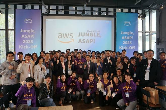 지난 24일 아마존웹서비스가 개최한 '2025 정글 프로그램 킥오프' 행사 현장. '정글' 프로그램에는 올해 스타트업 30개사가 참여한다.(제공=중소벤처기업부)