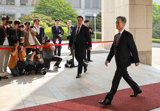 조희대 대법원장이 24일 서울 서초구 대법원으로 출근하고 있다. 대법원 전원합의체는 이날 이재명 전 더불어민주당 대표의 공직선거법 위반 혐의 사건 두 번째 기일을 열어 사건을 심리한다. 연합뉴스