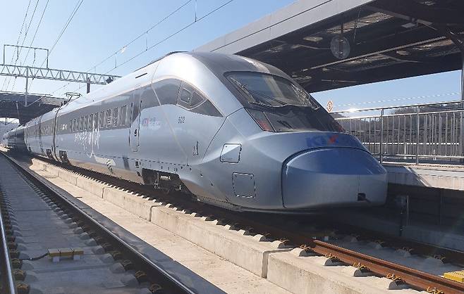 경부고속철도 1단계 구간의 자갈 궤도가 2029년부터 수명을 다해 콘크리트 궤도로 개량이 시급하다. 준고속열차 이음이 신안동선에 부설된 콘크리트 궤도를 달리고 있다. 한국철도공사 제공