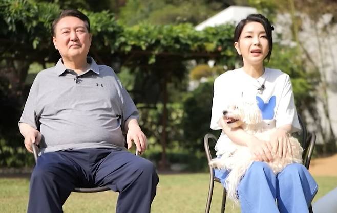 서울 용산구 한남동 대통령 관저 마당에서 반려견들과 함께 있는 윤석열 전 대통령과 김건희씨. 에스비에스(SBS) TV동물농장x애니멀봐 유튜브 갈무리