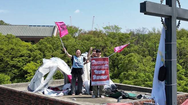 서울 종로 혜화동 성당 종탑 위에서 고공농성을 하는 활동가들. 김혜윤 기자