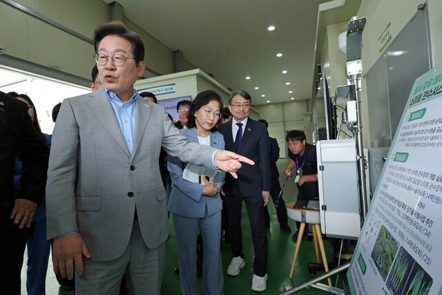 이재명 더불어민주당 대선 경선 후보가 25일 전남 나주시 전남농업기술원 에너지자립형 온실을 방문해 전남농업기술원 관계자에게 질문하고 있다. 연합뉴스