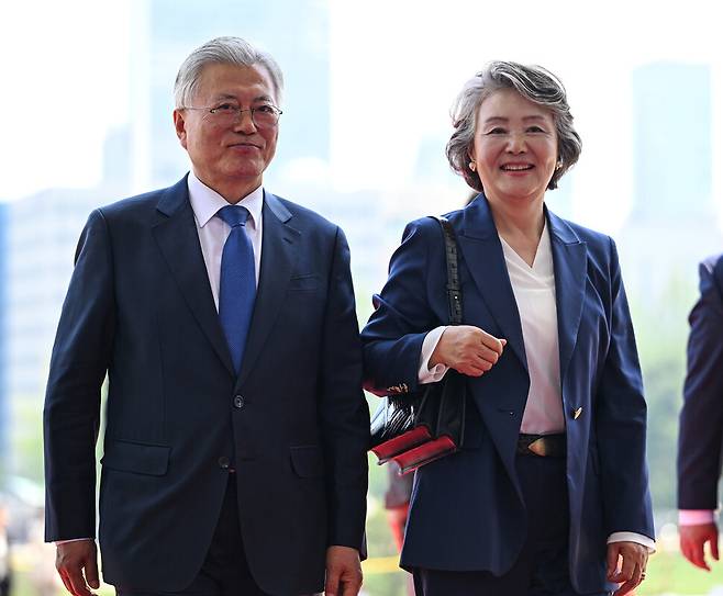 문재인 전 대통령과 김정숙 여사가 25일 우원식 국회의장과의 면담을 위해 서울 여의도 국회에 들어서고 있다. 국회사진기자단