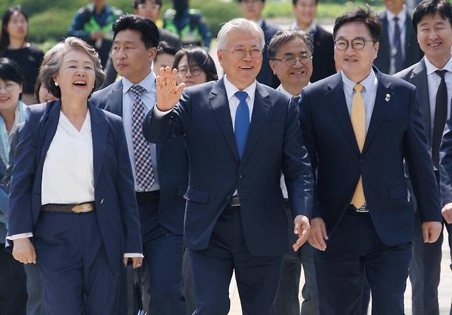 문재인 전 대통령 부부와 우원식 국회의장 등이 25일 오후 서울 여의도 국회도서관에서 열린 4·27 판문점선언 7주년 기념식에 참석하기 위해 이동하고 있다. 공동취재사진