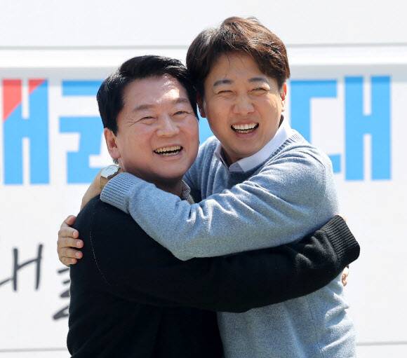 안철수 국민의힘 대선 경선 후보와 이준석 개혁신당 대선 후보가 25일 경기도 성남시 판교역 앞 광장에서 열린 ‘인공지능(AI) 관련 미래를 여는 단비토크’에서 만나 포옹하고 있다. 연합뉴스