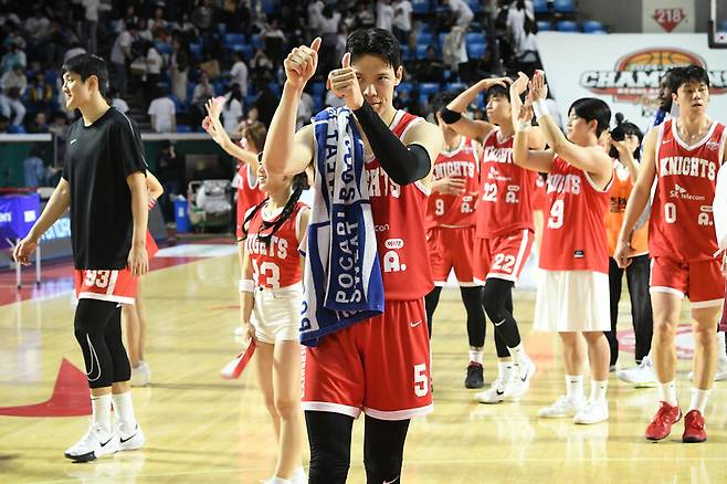 김선형(가운데) 등 서울 에스케이(SK) 선수들이 25일 서울 잠실학생체육관에서 열린 2024~2025 남자프로농구 4강 플레이오프 2차전에서 승리한 뒤 기뻐하고 있다. 한국농구연맹 제공