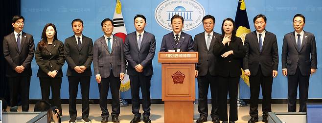 이재명 더불어민주당 전 대표가 2025년 4월11일 오전 서울 여의도 국회 소통관에서 열린 \'비전 선포식 및 캠프 일정 발표\'에서 캠프 인선을 소개하고 있다. 김경호 한겨레 선임기자