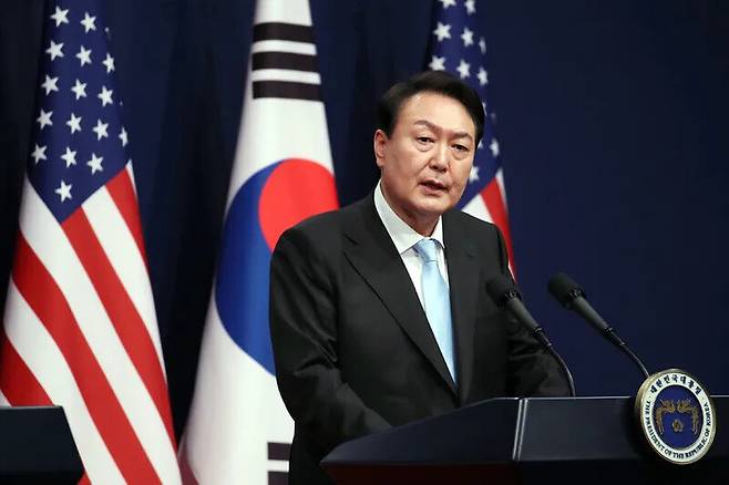 2022년 5월21일 윤석열 당시 대통령이 서울 용산 대통령실 청사에서 한미 정상회담을 마친 뒤 공동기자회견을 열고 있다. 이날 미 워싱턴포스트 기자가 ‘여성가족부 폐지’를 공약한 윤 전 대통령에게 성평등 향상을 위해 행정부가 어떤 역할을 해야 하는지 묻자, 7초간 침묵하며 당황하는 모습을 보였다. 대통령실사진기자단