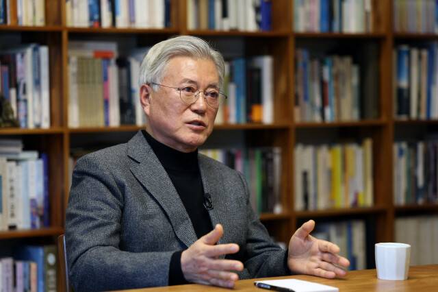 문재인 전 대통령이 2025년 2월7일 경남 양산시 평산마을 자택에서 한겨레와 인터뷰하고 있다. 한겨레 강창광 선임기자 chang@hani.co.kr