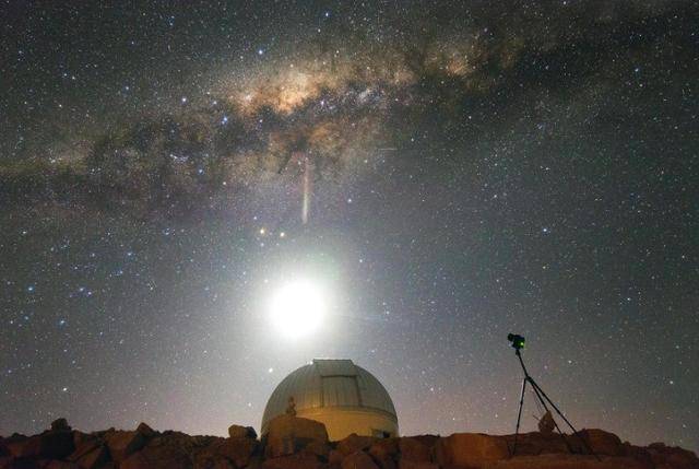 칠레 산티아고에 있는 세로 톨로로 천문대가 밤하늘을 관측하고 있다. 이곳에 있는 중력렌즈 망원경은 한국천문연구원이 개발, 운영 중인 외계행성탐색시스템(KMTNet)에 속해 있다. 천문연 제공