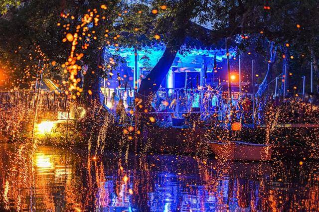 경남 함안군 함안면 괴산리 무진정을 배경으로 이수정 위에서 열리고 있는 지난해 함안 낙화 놀이 장면. 함안 낙화놀이는 흩날리는 불꽃이 수면에 반사돼 장관을 연출한다. 함안군 제공