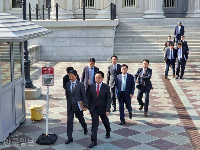 최상목(맨 앞줄 왼쪽) 부총리 겸 기획재정부 장관과 안덕근(맨 앞줄 오른쪽) 산업통상자원부 장관이 24일 미국 측과 ‘2+2 통상 협의’ 첫 회의를 마치고 회의장인 워싱턴 미 재무부 청사를 나오고 있다. 워싱턴=권경성 특파원
