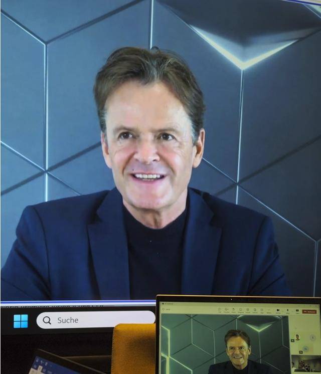 마르쿠스 셰퍼 메르세데스-벤츠 최고기술책임자(CTO)가 23일 한국기자단과 인터뷰를 하고 있다. 그는 '2025 오토상하이(상하이 모터쇼)'를 방문하지 않아 인터뷰는 화상으로 진행됐다. 한국자동차기자협회 제공