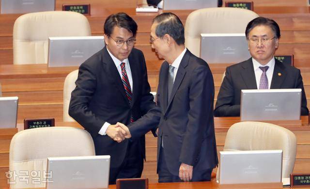 한덕수(가운데) 대통령 권한대행 국무총리가 24일 서울 여의도 국회 본회의장에서 열린 2025년도 제1회 추가경정예산안에 대한 정부의 시정연설을 위해 도착하자, 윤상현(왼쪽) 국민의힘 의원이 다가가 악수하고 있다. 하상윤 기자