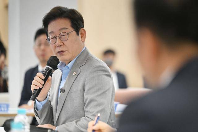 이재명 더불어민주당 대선 경선 후보가 25일 전남 나주시 전남농업기술원에서 열린 '미래농업 전초기지 호남' 농업과학기술 진흥 간담회에 참석해 인사말 하고 있다. 뉴시스